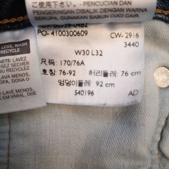 Levi's 559 Ladies Size 30 Waist Cut Off Medium Wash Jean Shorts - Picture 7 of 12